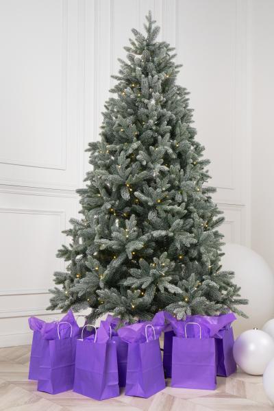 Ель МОНСЕРРАТ в снегу с вплетенной гирляндой 300 см.