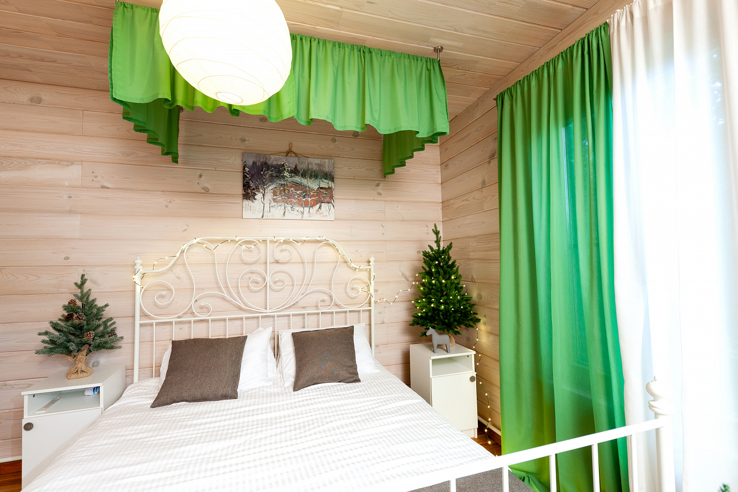 Ель ВЕРНАЦЦА в инее с шишками