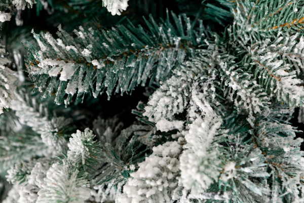 Ель НЕАПОЛЬ NEW в снегу с вплетенной гирляндой