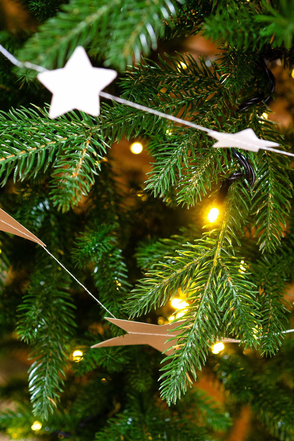 Ель ПЕРСЕЯ с вплетенной гирляндой