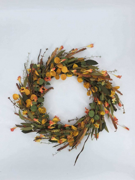 Венок с желтыми цветами и листьями ​55 см
