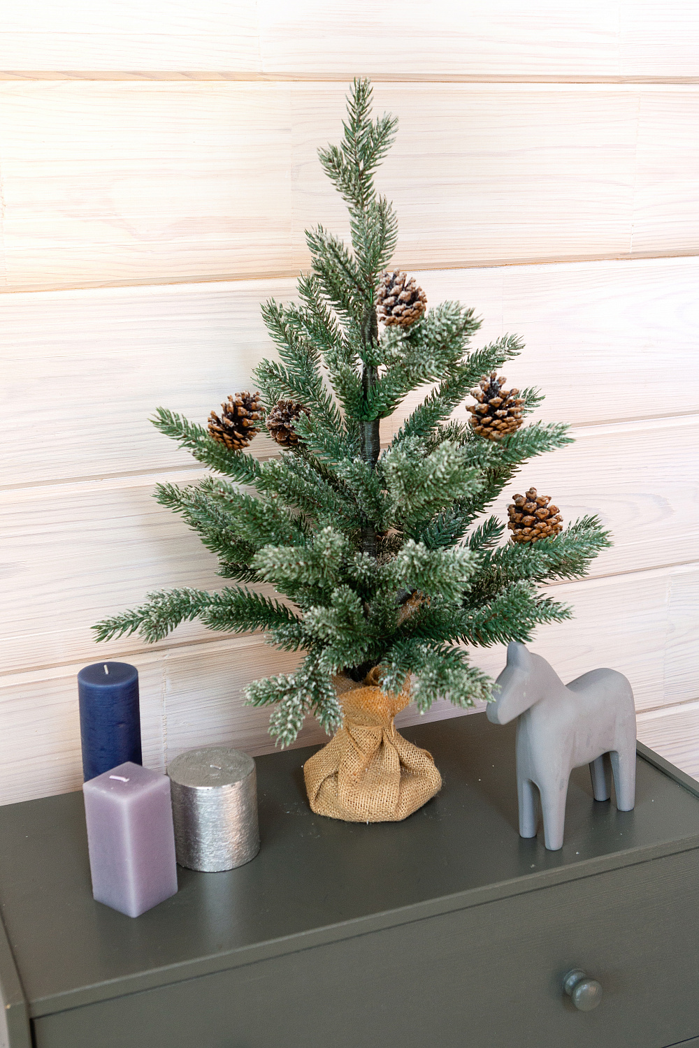 Ель ВЕРНАЦЦА в инее с шишками