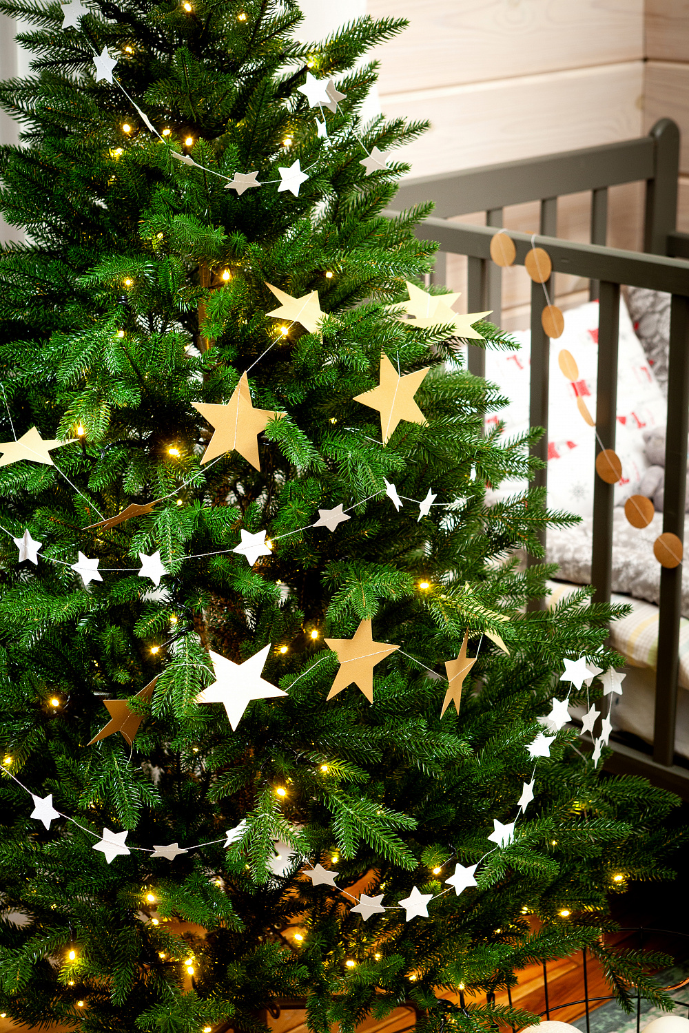 Ель ПЕРСЕЯ с вплетенной гирляндой