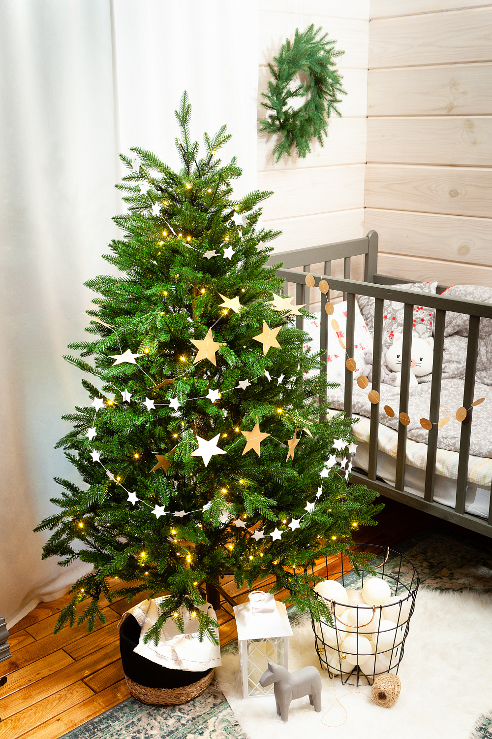 Ель ПЕРСЕЯ с вплетенной гирляндой