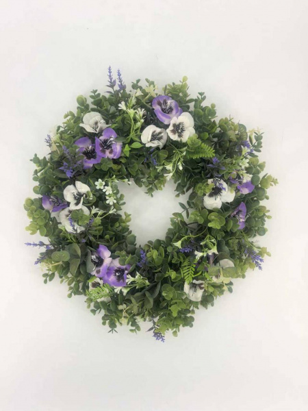 Венок с фиолетовыми и белыми цветами 55 см
