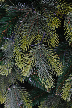 Ель ВЛАСТА зеленая с вплетенной гирляндой