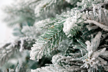 Ель НЕАПОЛЬ заснеженная с вплетенной гирляндой